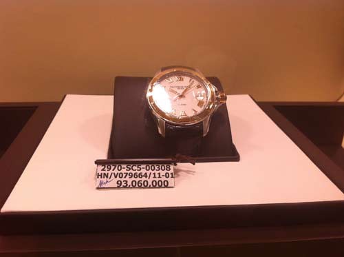 Một chiếc đồng hồ hàng hiệu tại tầng 2 Tràng Tiền Plaza có giá hơn 93 triệu đồng.